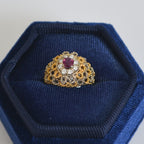 Anillo estilo victoriano con rubí central