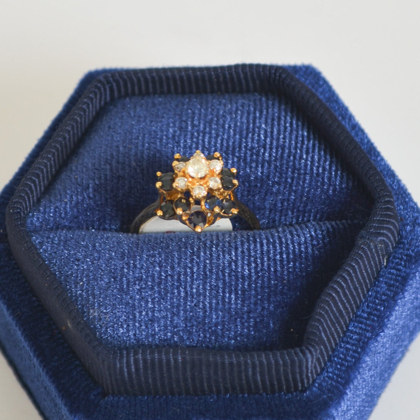 Anillo de diamantes con zafiros tipo cluster ring