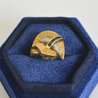 Anillo estilo retro de oro diamantes y zafiros