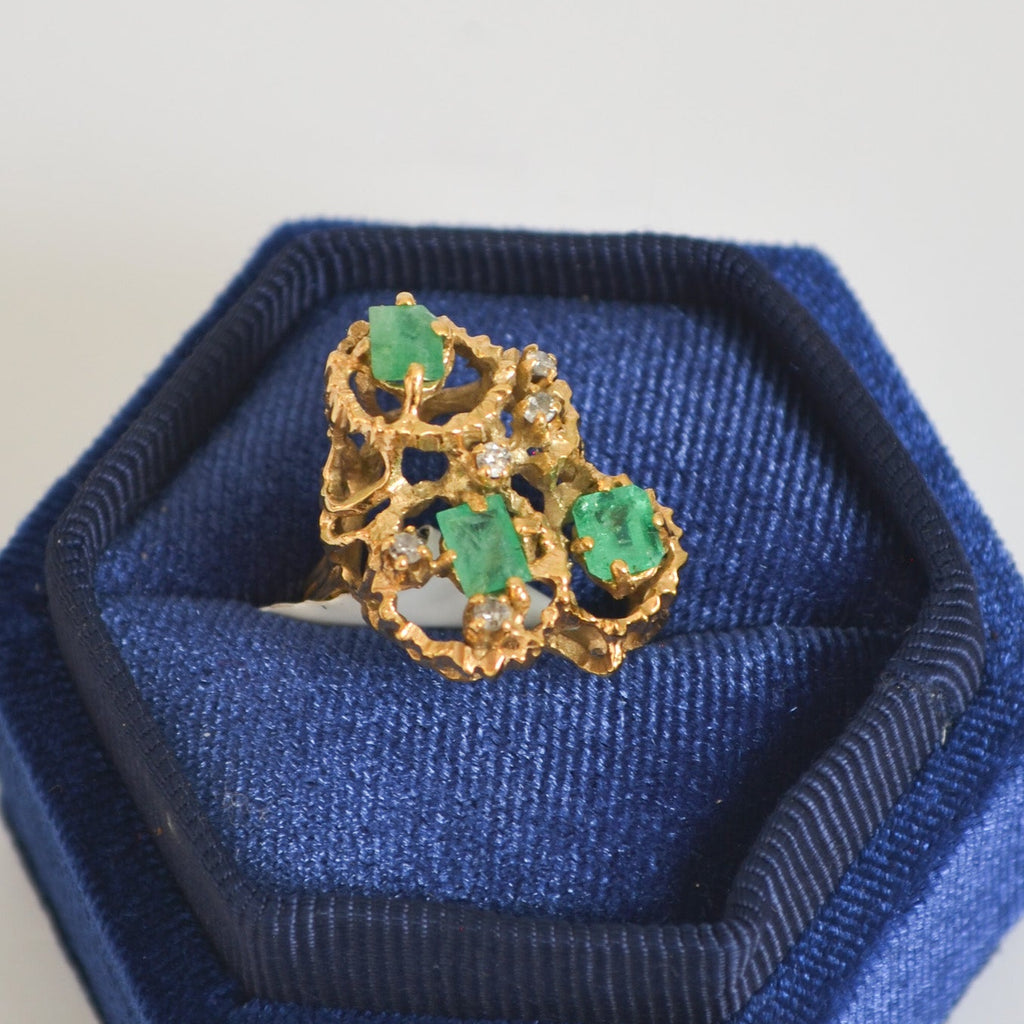 Anillo de esmeraldas con diseño orgánico brutalista
