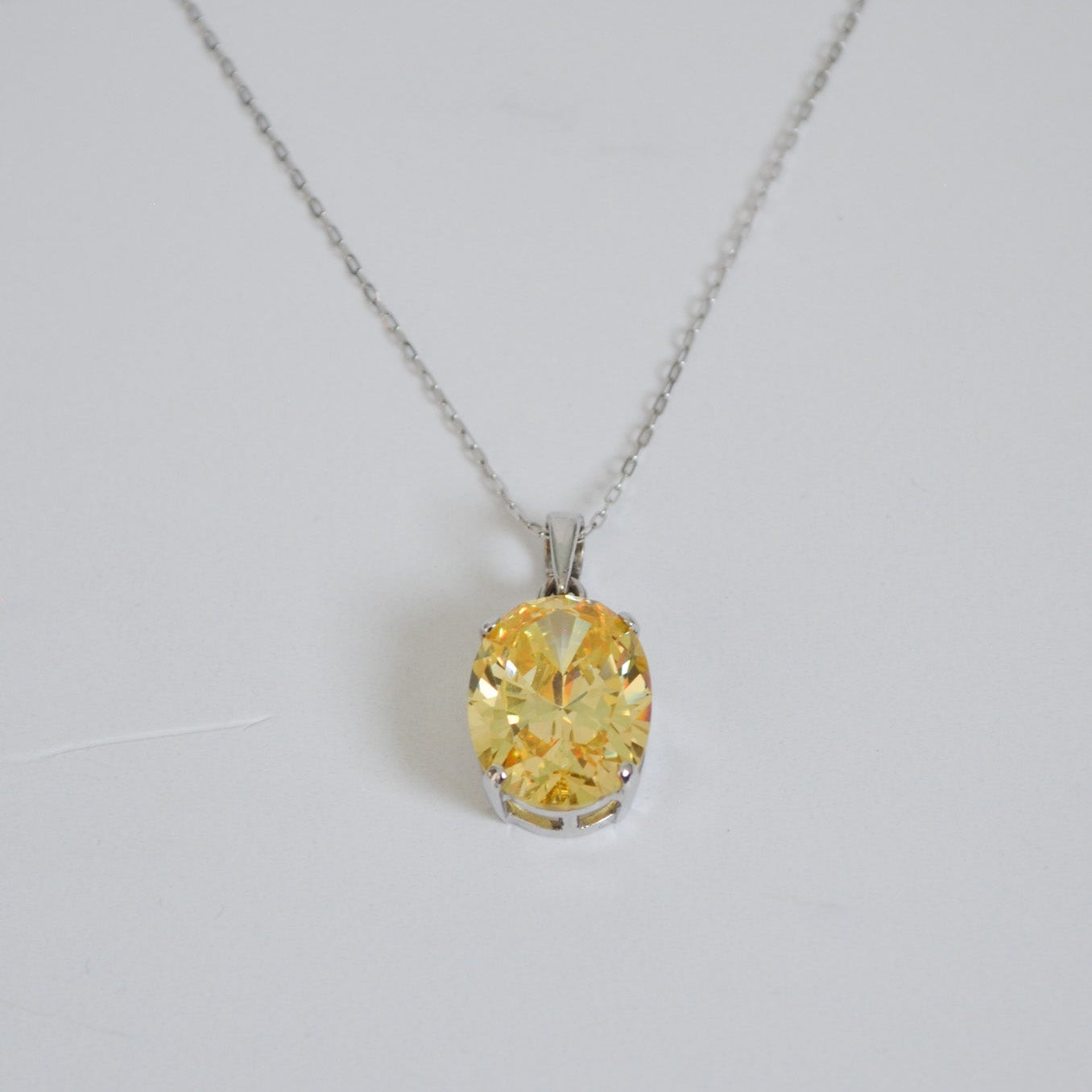 Dije de citrina ovalado