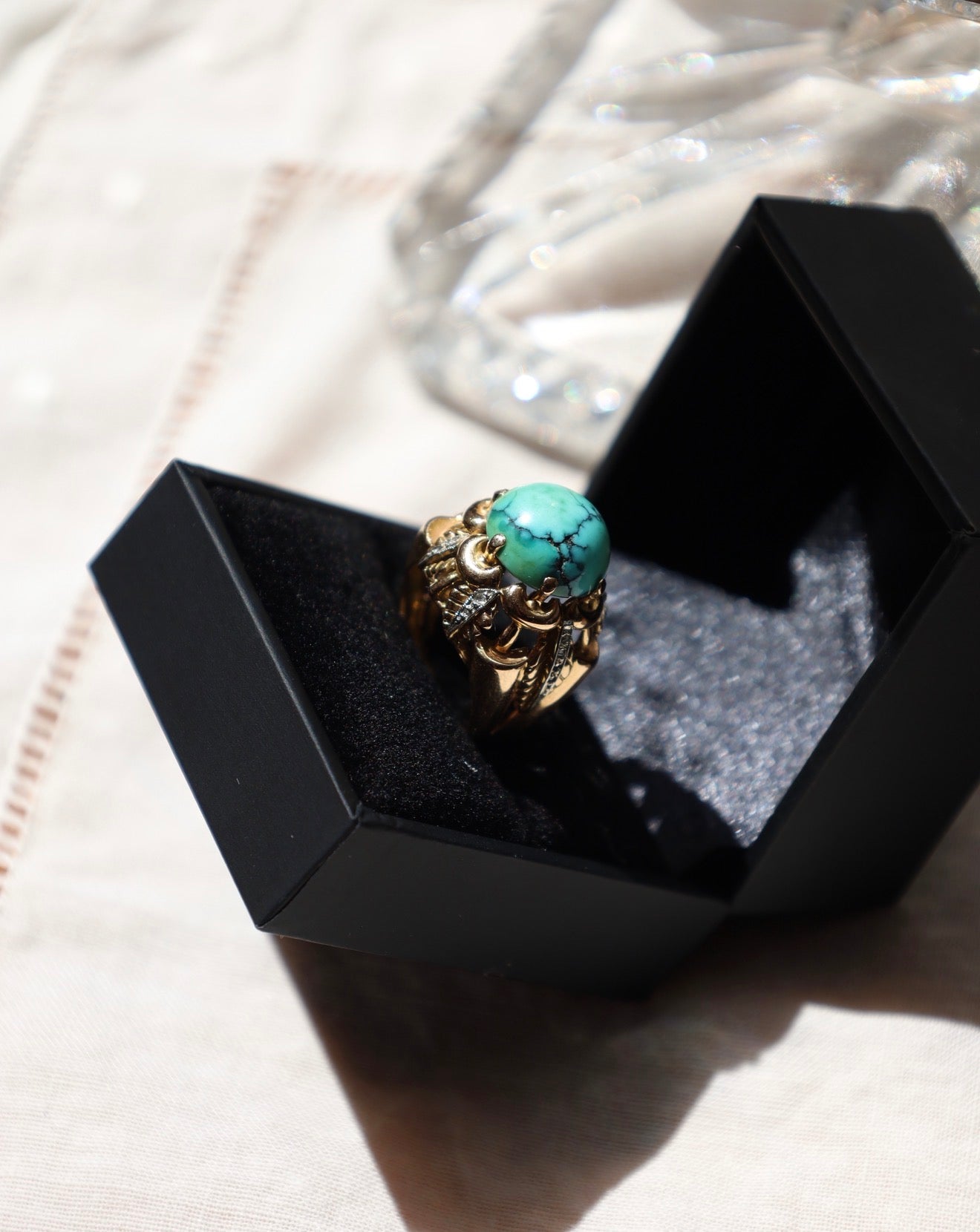 Anillo barroco de turquesa con diamantes en oro de 18k