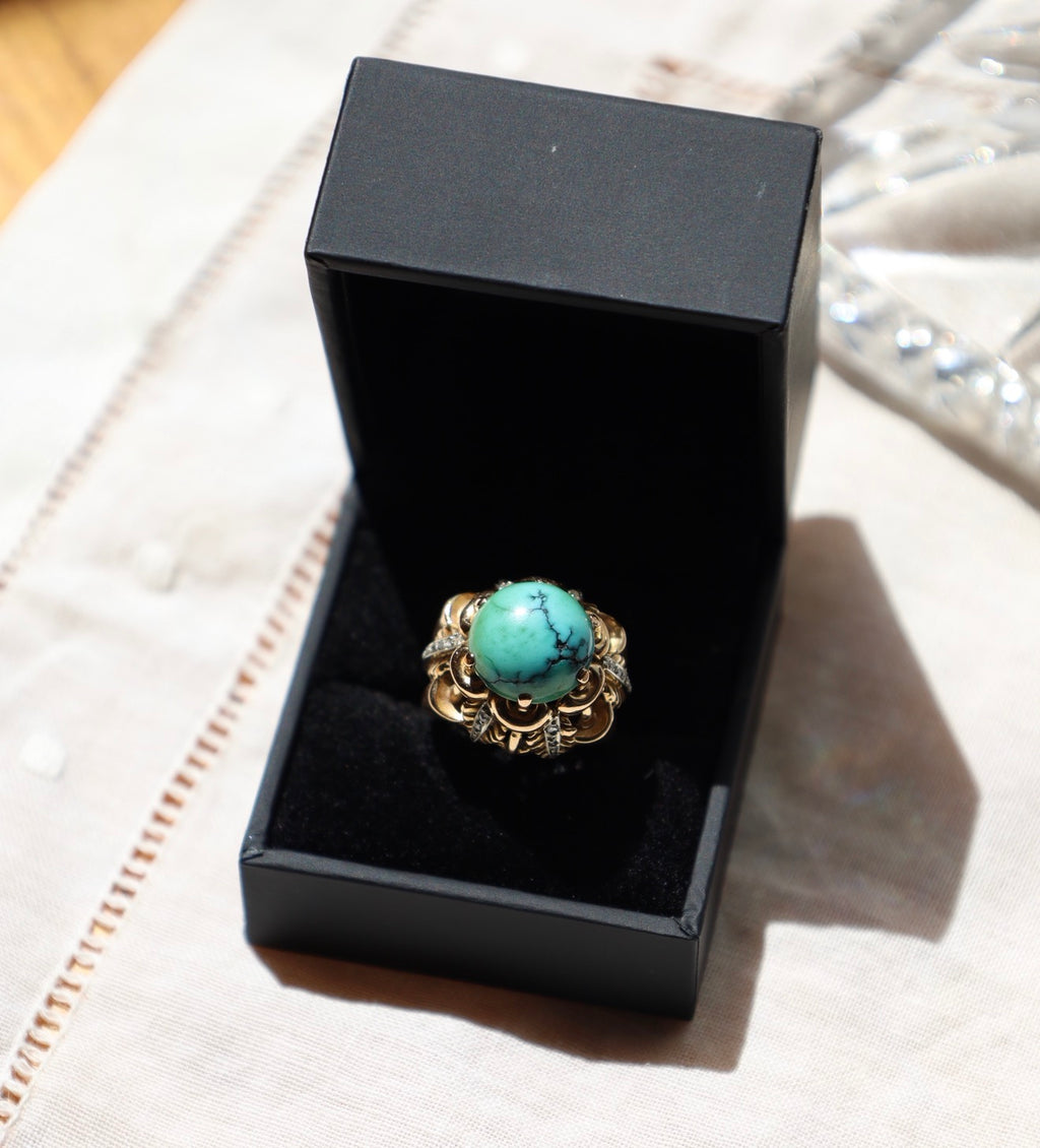 Anillo barroco de turquesa con diamantes en oro de 18k