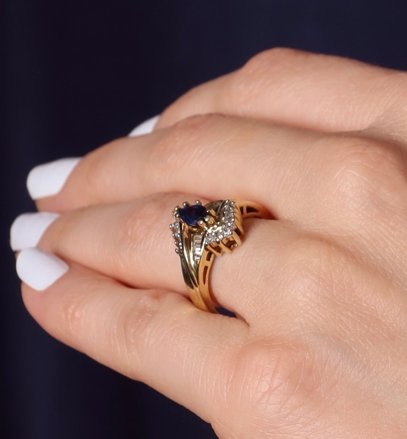 Anillo de zafiro corindón con diamantes naturales en oro de 10k