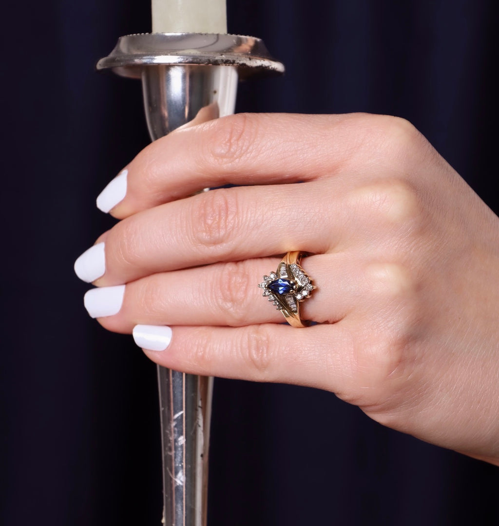Anillo de zafiro corindón con diamantes naturales en oro de 10k