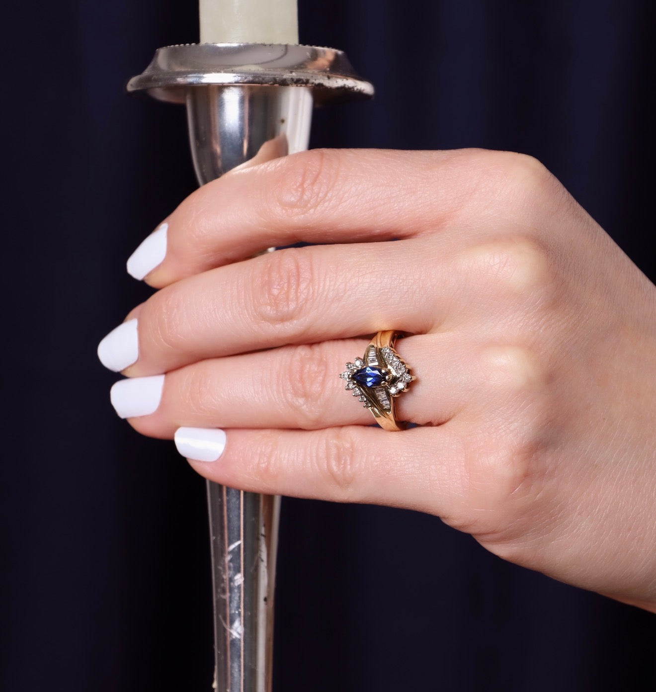 Anillo de zafiro corindón con diamantes naturales en oro de 10k