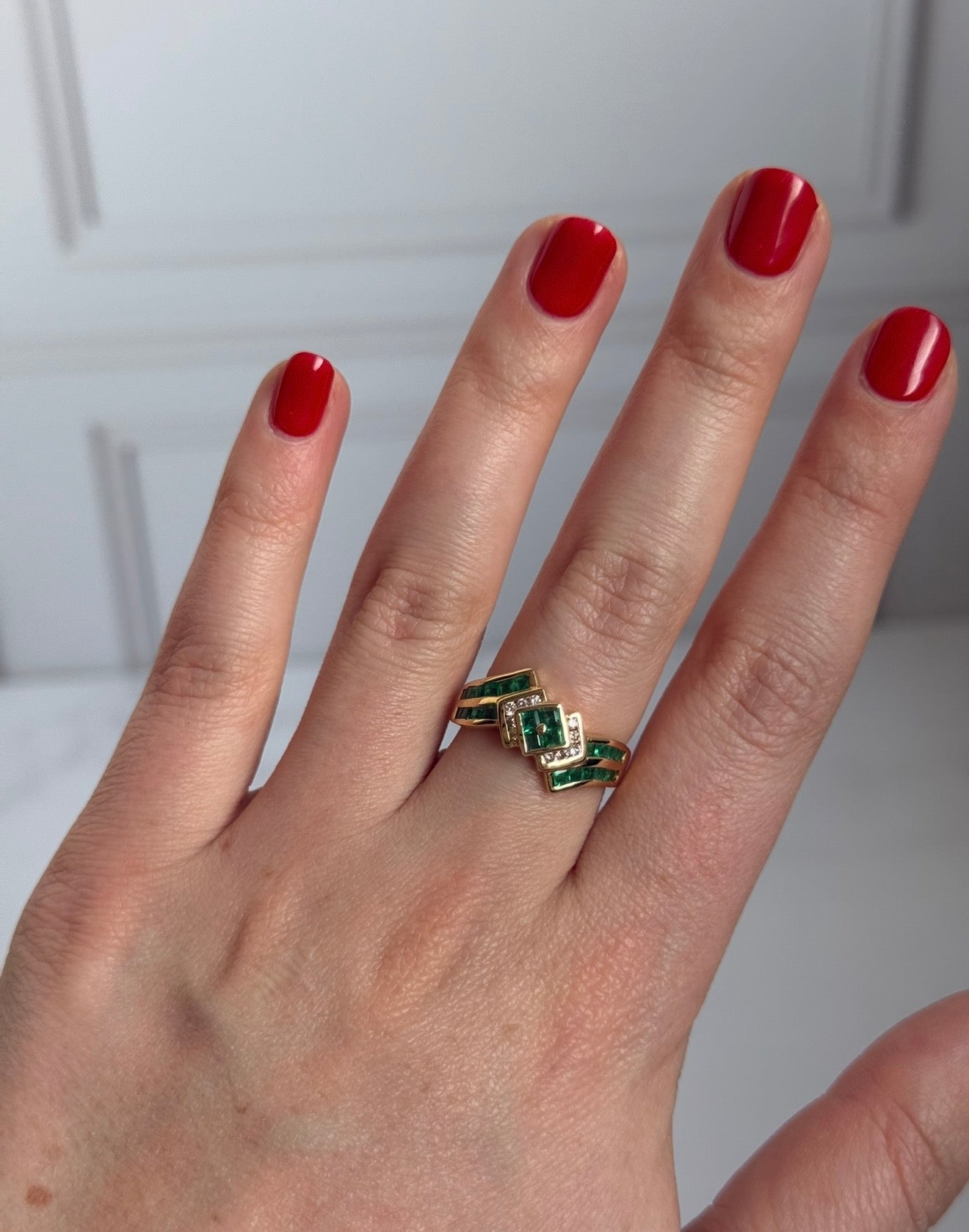 Anillo de esmeraldas con diamantes naturales en oro de 18k