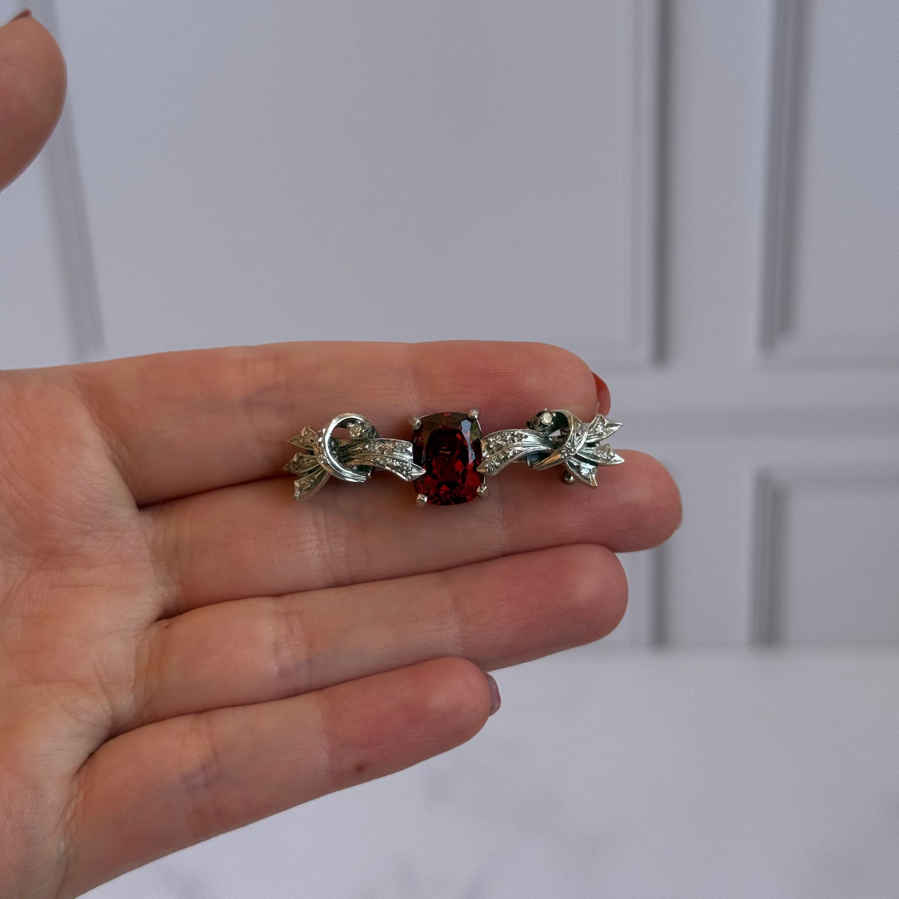 Broche de granate con diamantes naturales