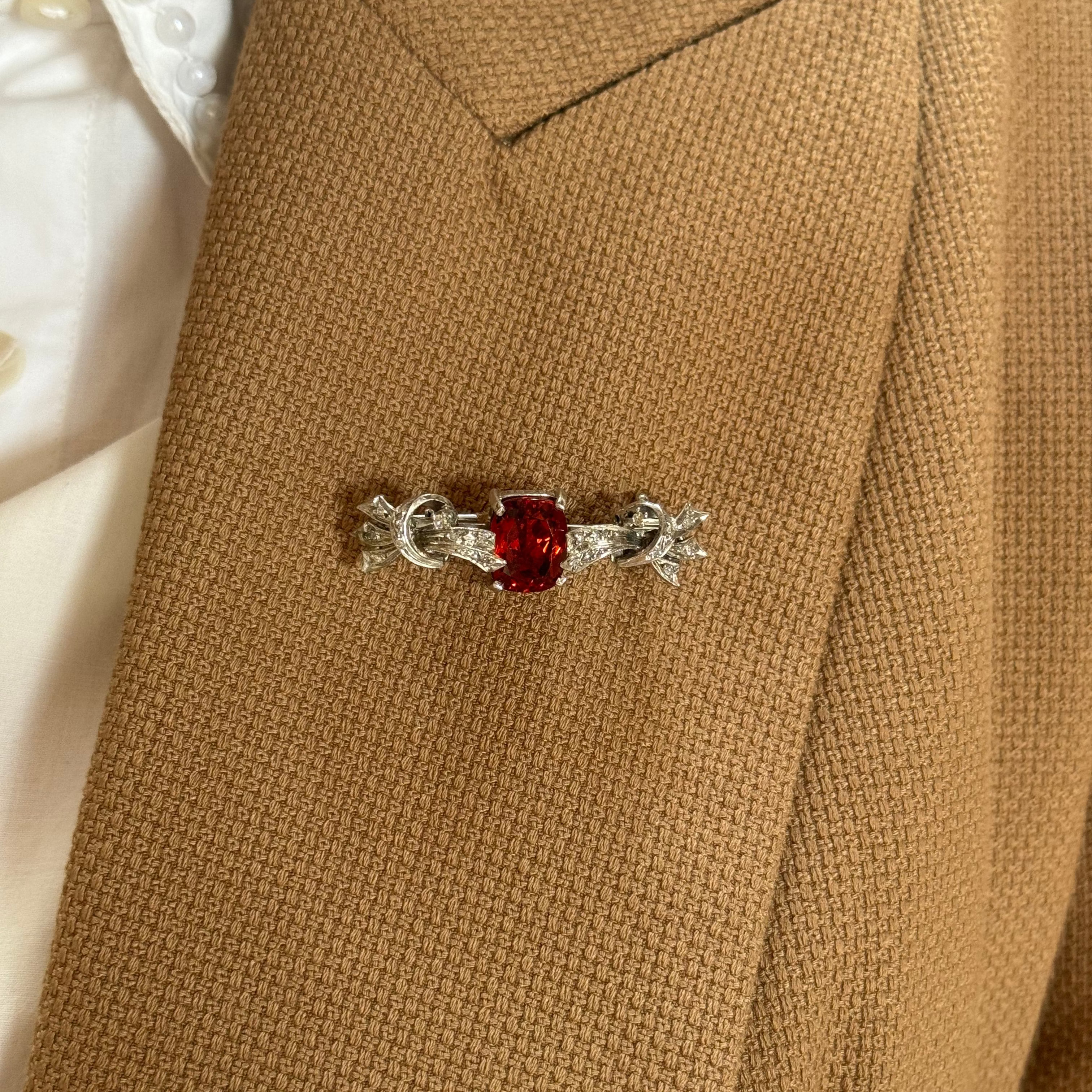 Broche de granate con diamantes naturales