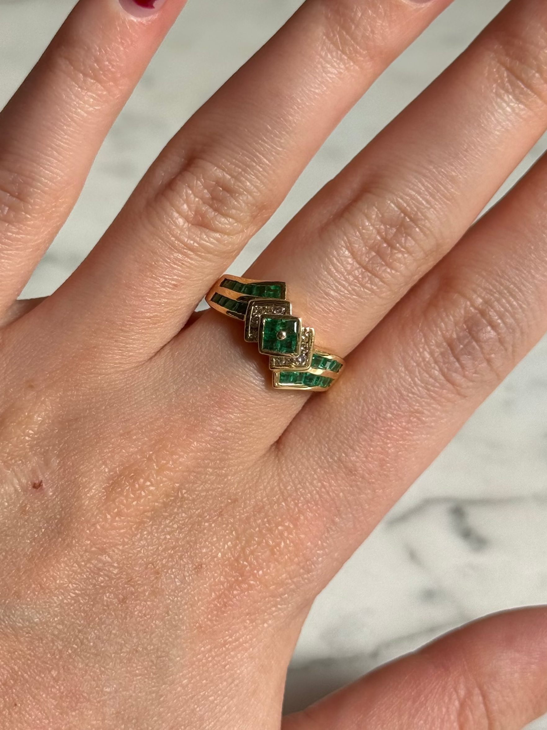Anillo de esmeraldas con diamantes naturales en oro de 18k
