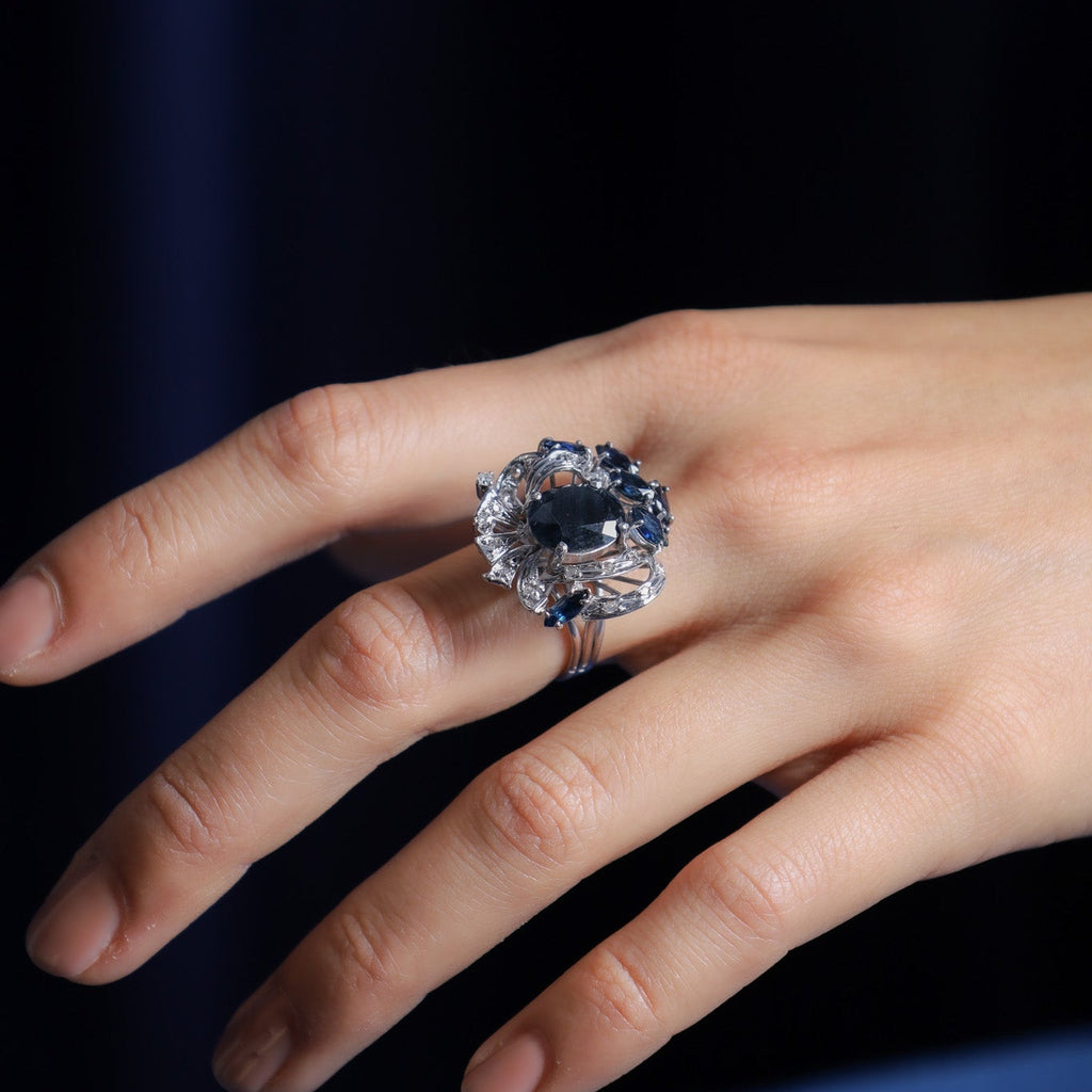 Anillo de mediados del siglo XX de zafiros y diamantes