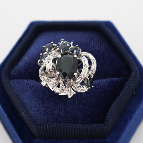 Anillo de mediados del siglo XX de zafiros y diamantes