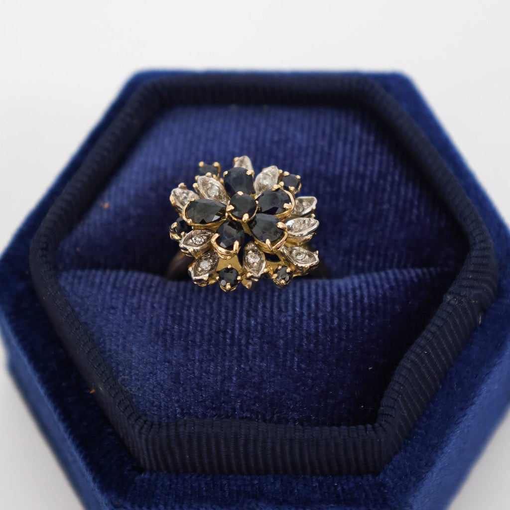 Anillo de zafiros y diamantes estilo cluster floral inglés