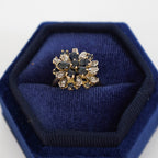 Anillo de zafiros y diamantes estilo cluster floral inglés
