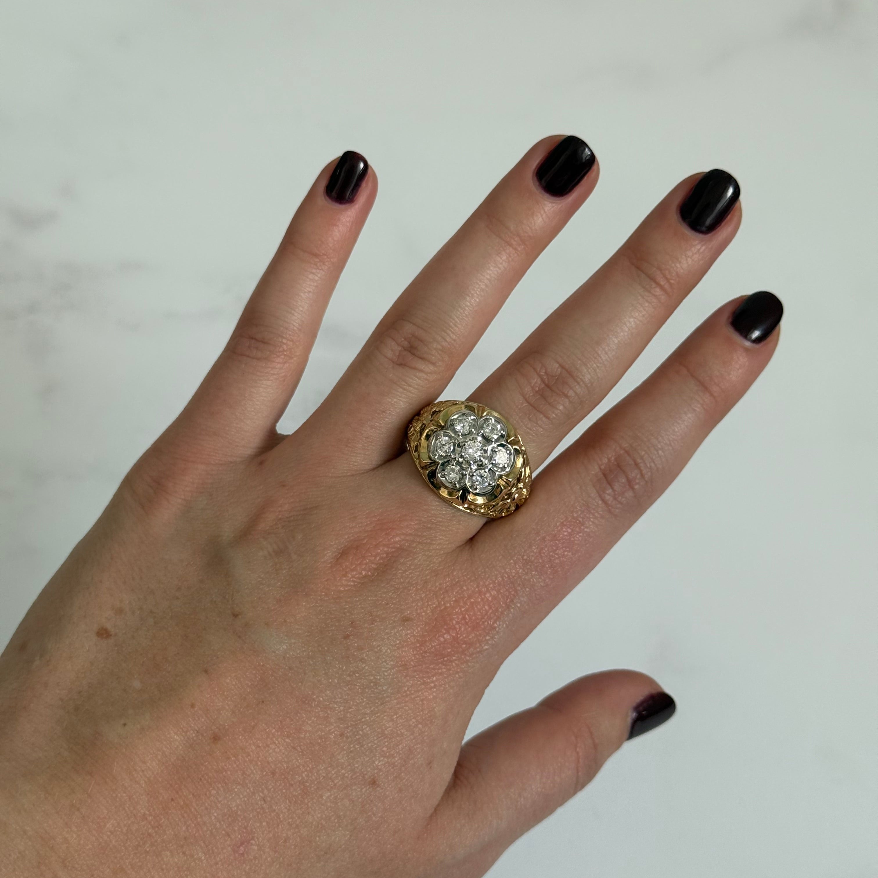 Anillo floral con diamantes