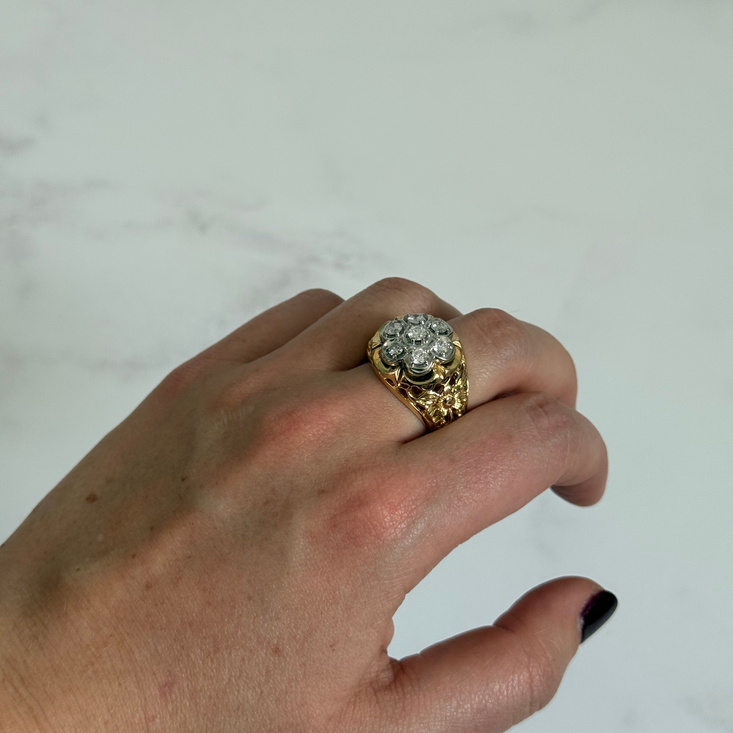 Anillo floral con diamantes