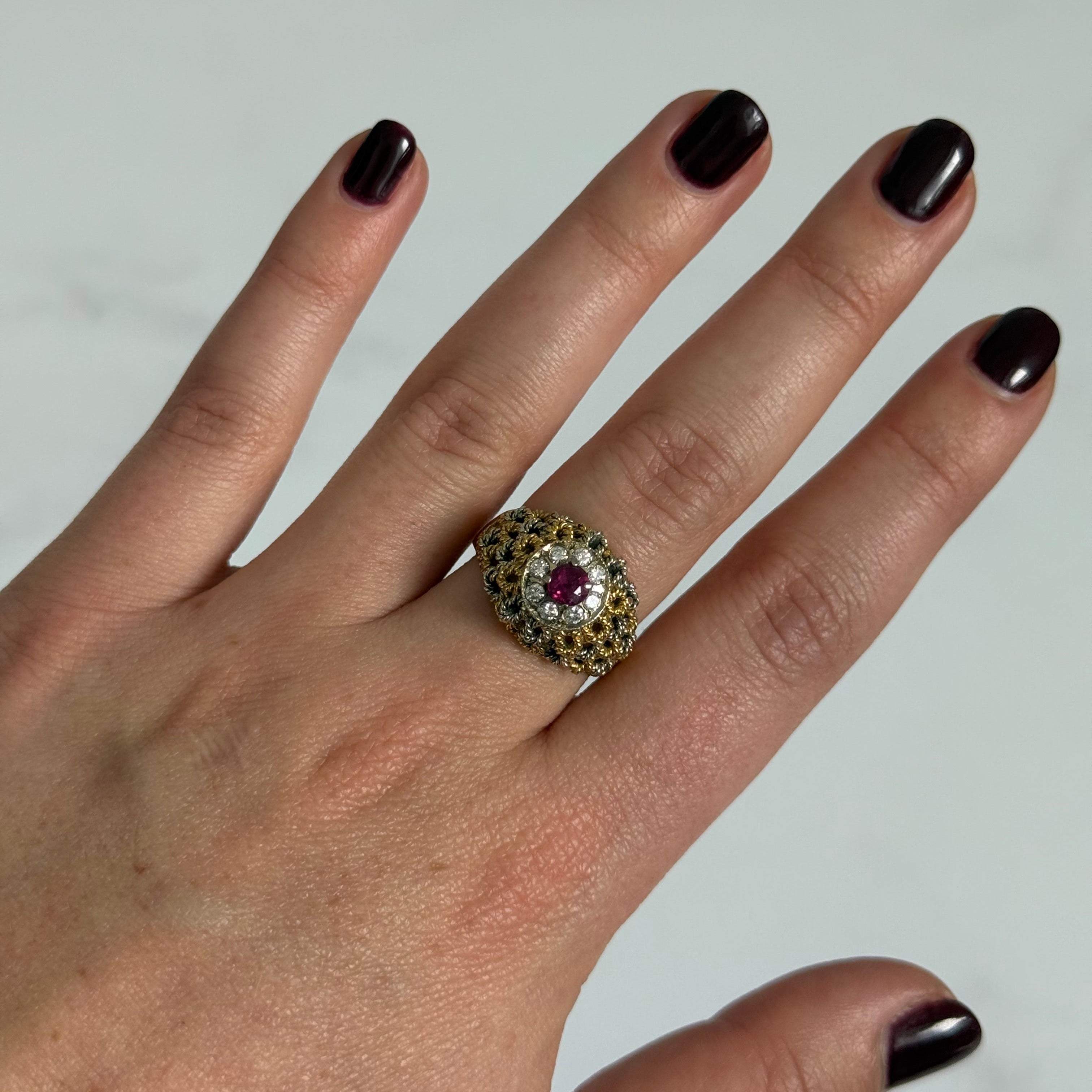 Anillo estilo victoriano con rubí central