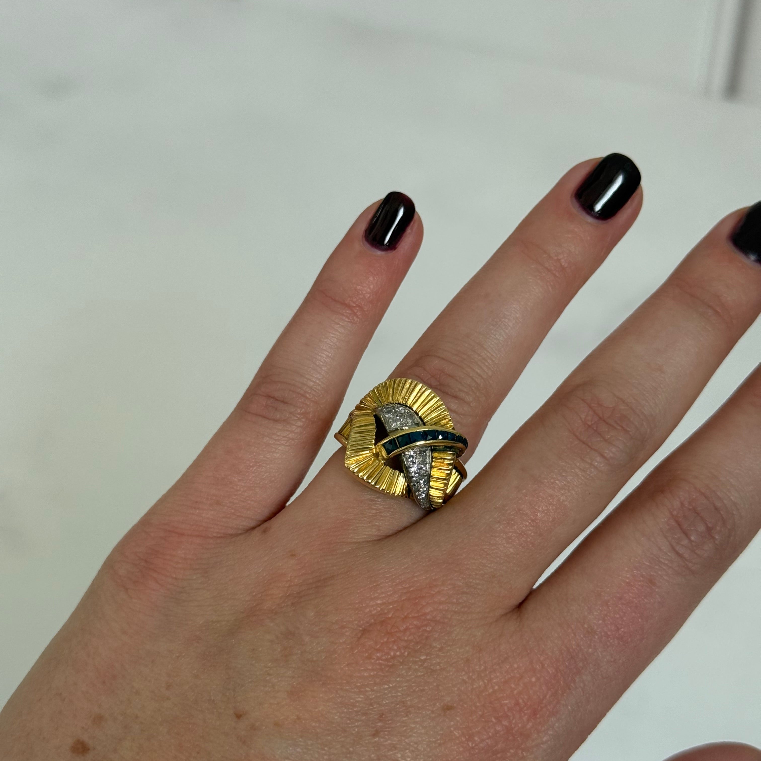 Anillo estilo retro de oro diamantes y zafiros