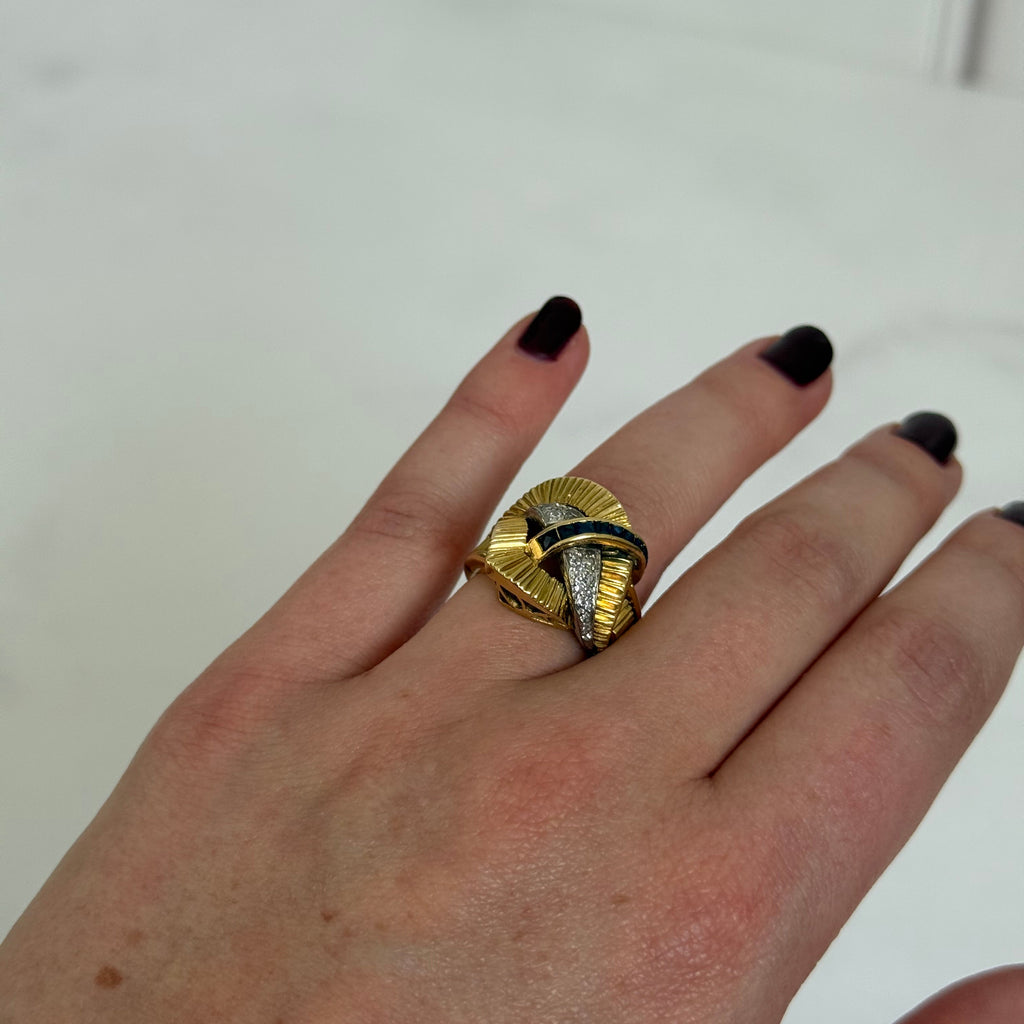 Anillo estilo retro de oro diamantes y zafiros