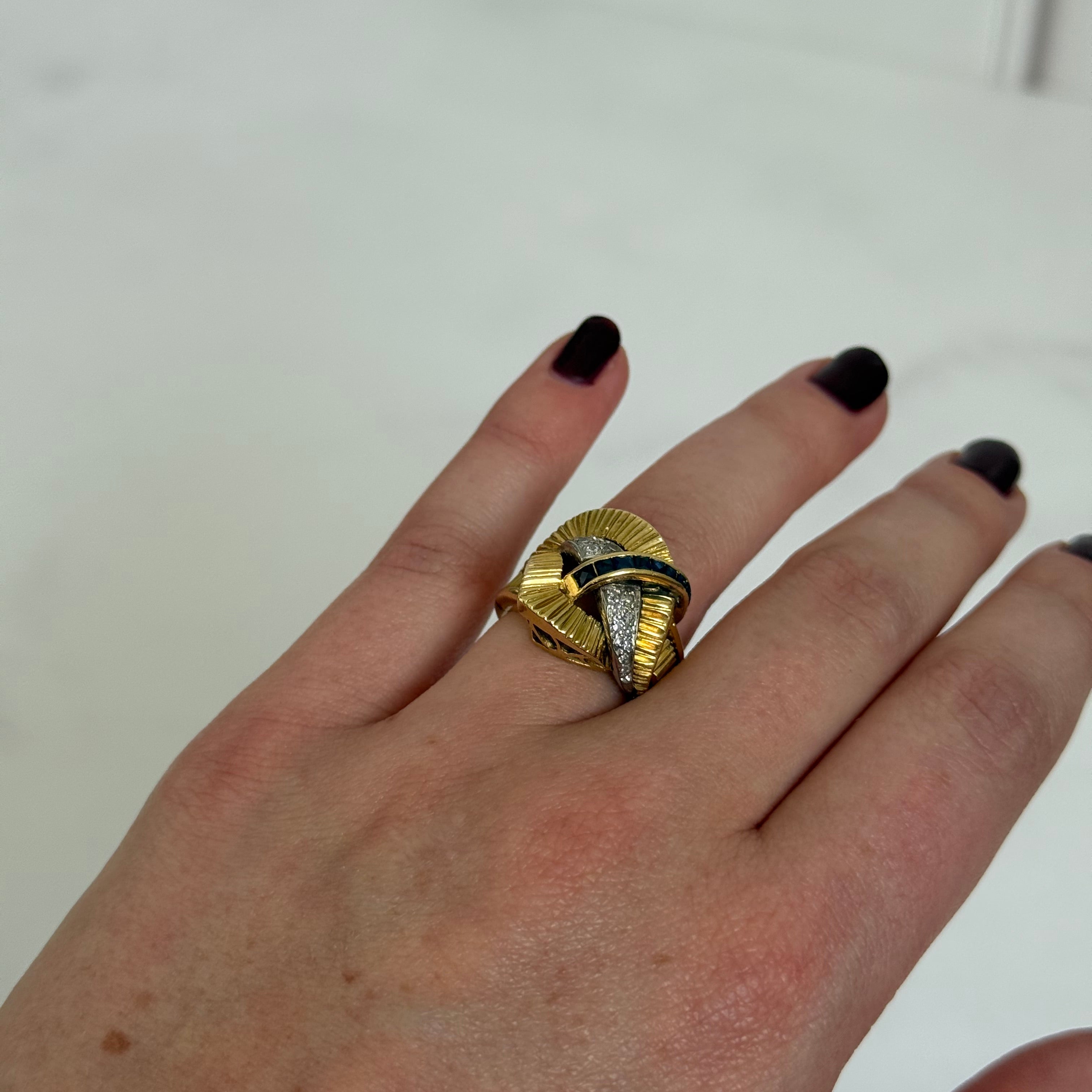 Anillo estilo retro de oro diamantes y zafiros