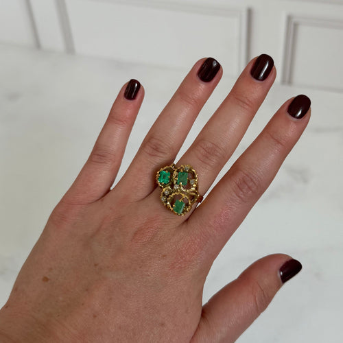 Anillo de esmeraldas con diseño orgánico brutalista