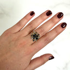 Anillo de zafiros y diamantes estilo cluster floral inglés