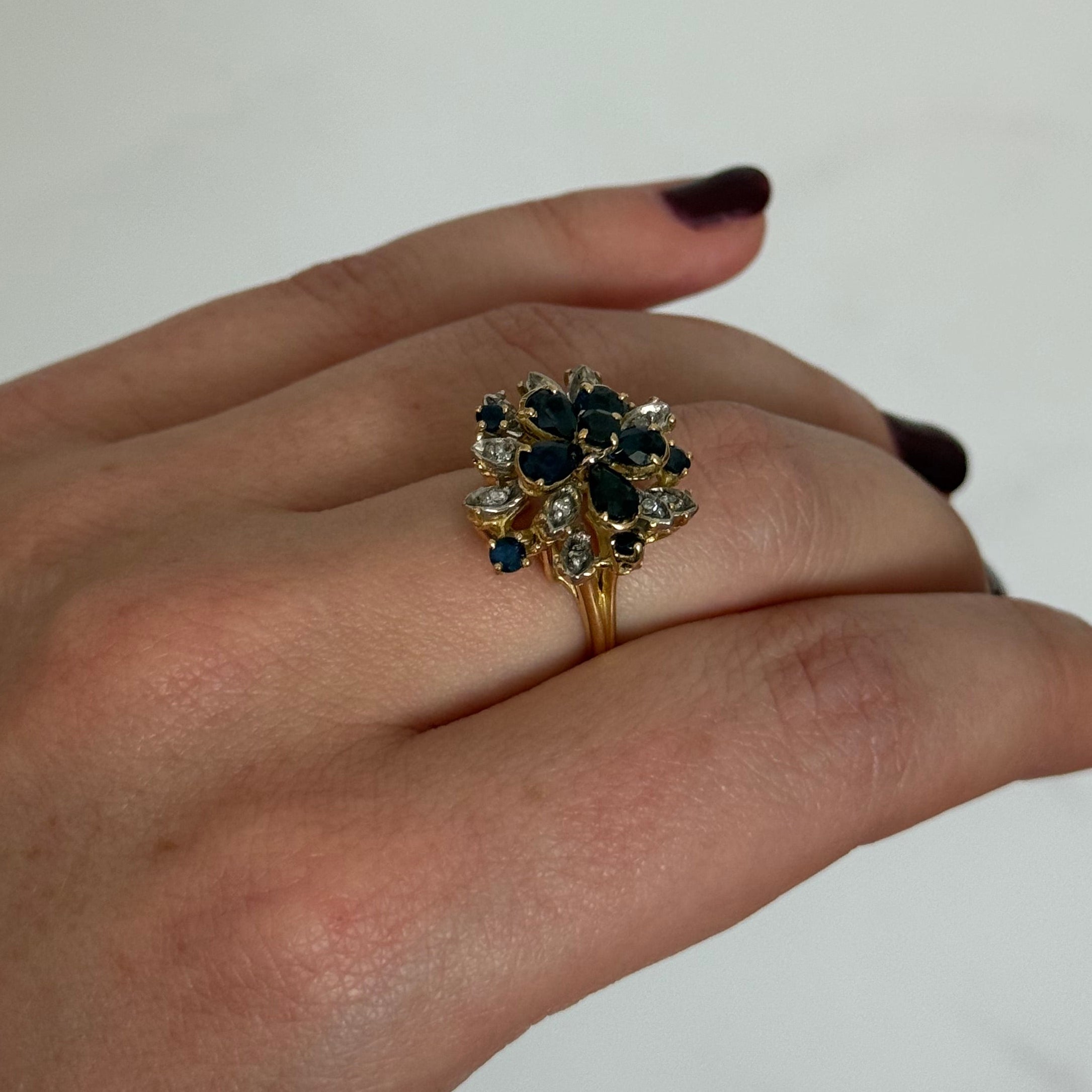 Anillo de zafiros y diamantes estilo cluster floral inglés