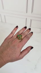 Anillo de esmeraldas con diseño orgánico brutalista