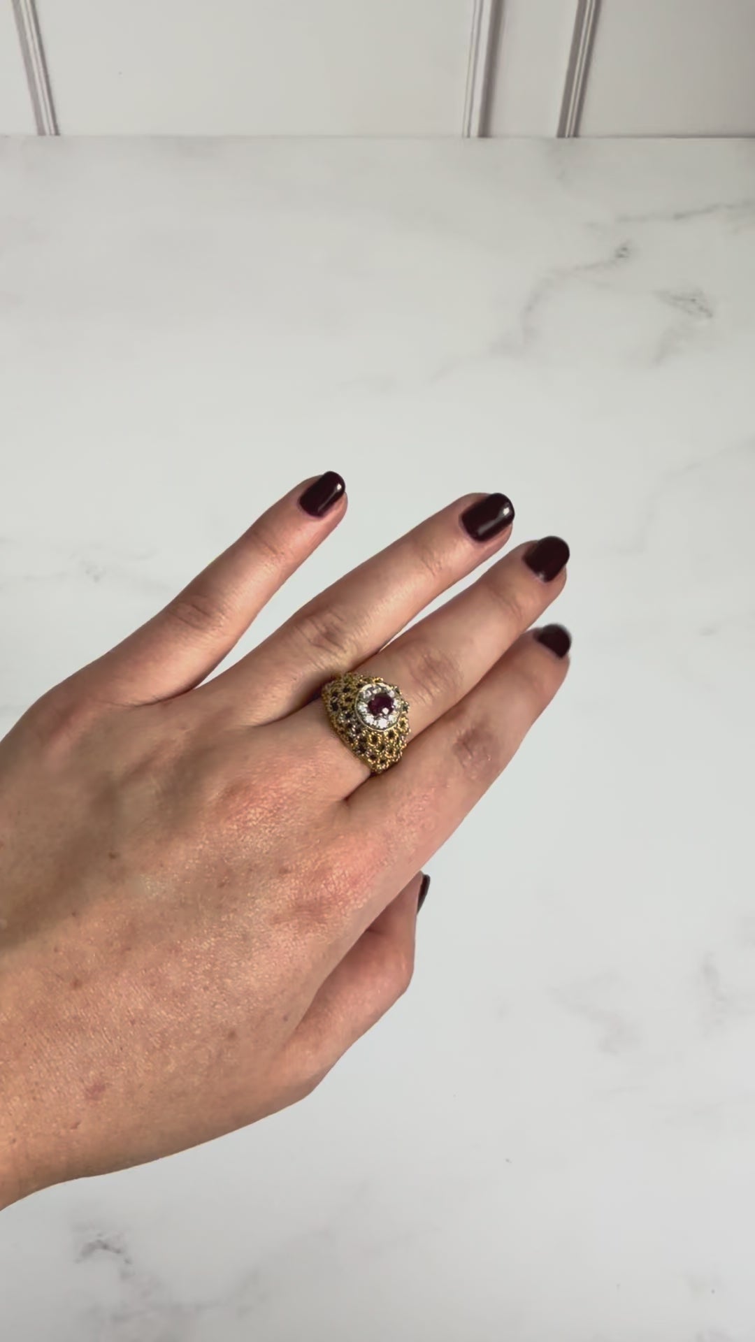 Anillo estilo victoriano con rubí central