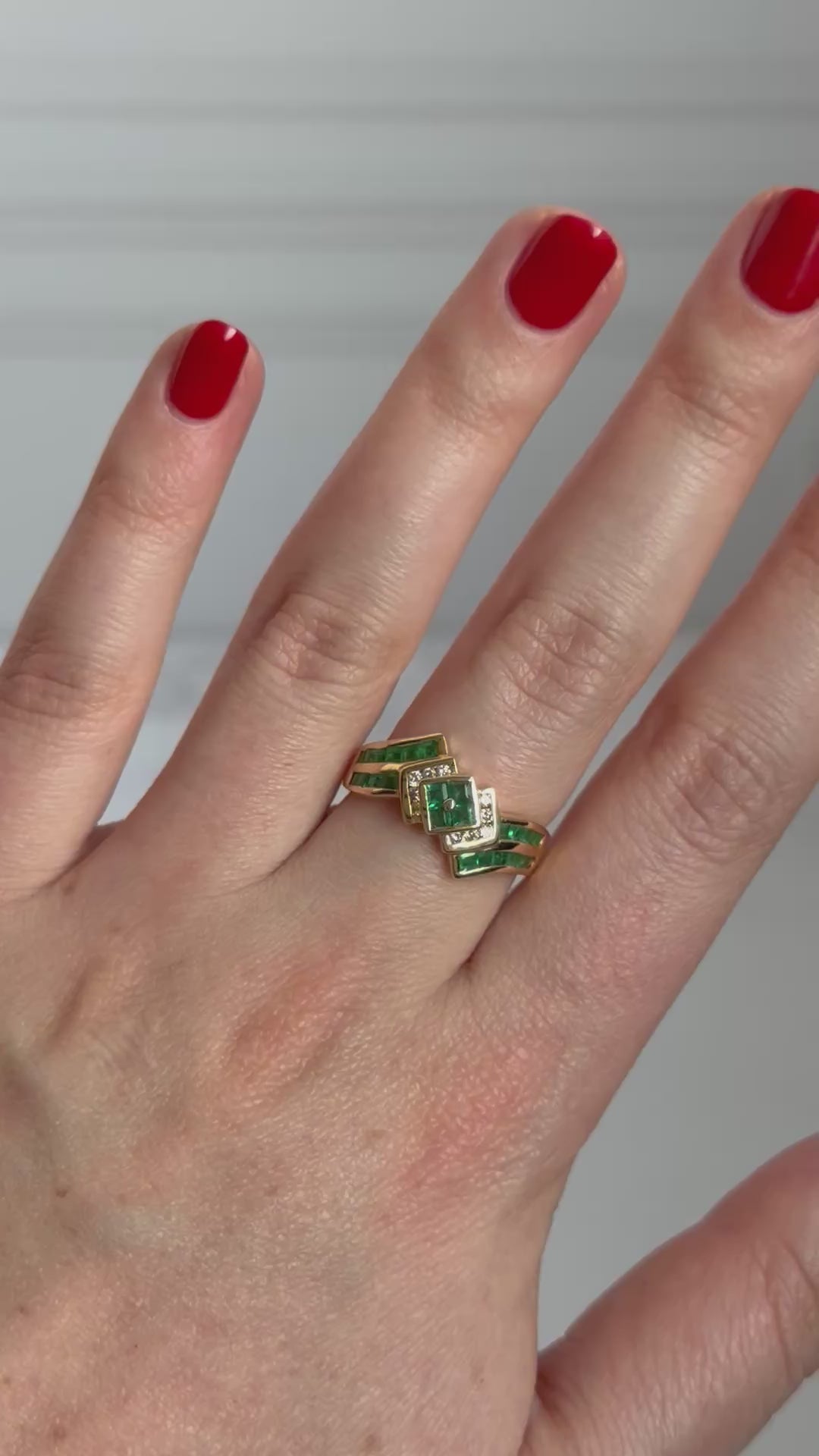 Anillo de esmeraldas con diamantes naturales en oro de 18k