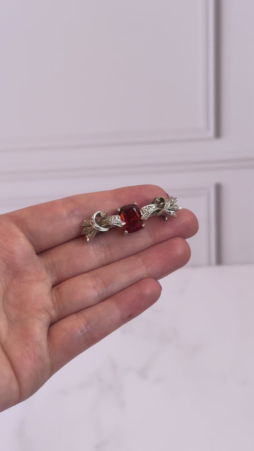 Broche de granate con diamantes naturales