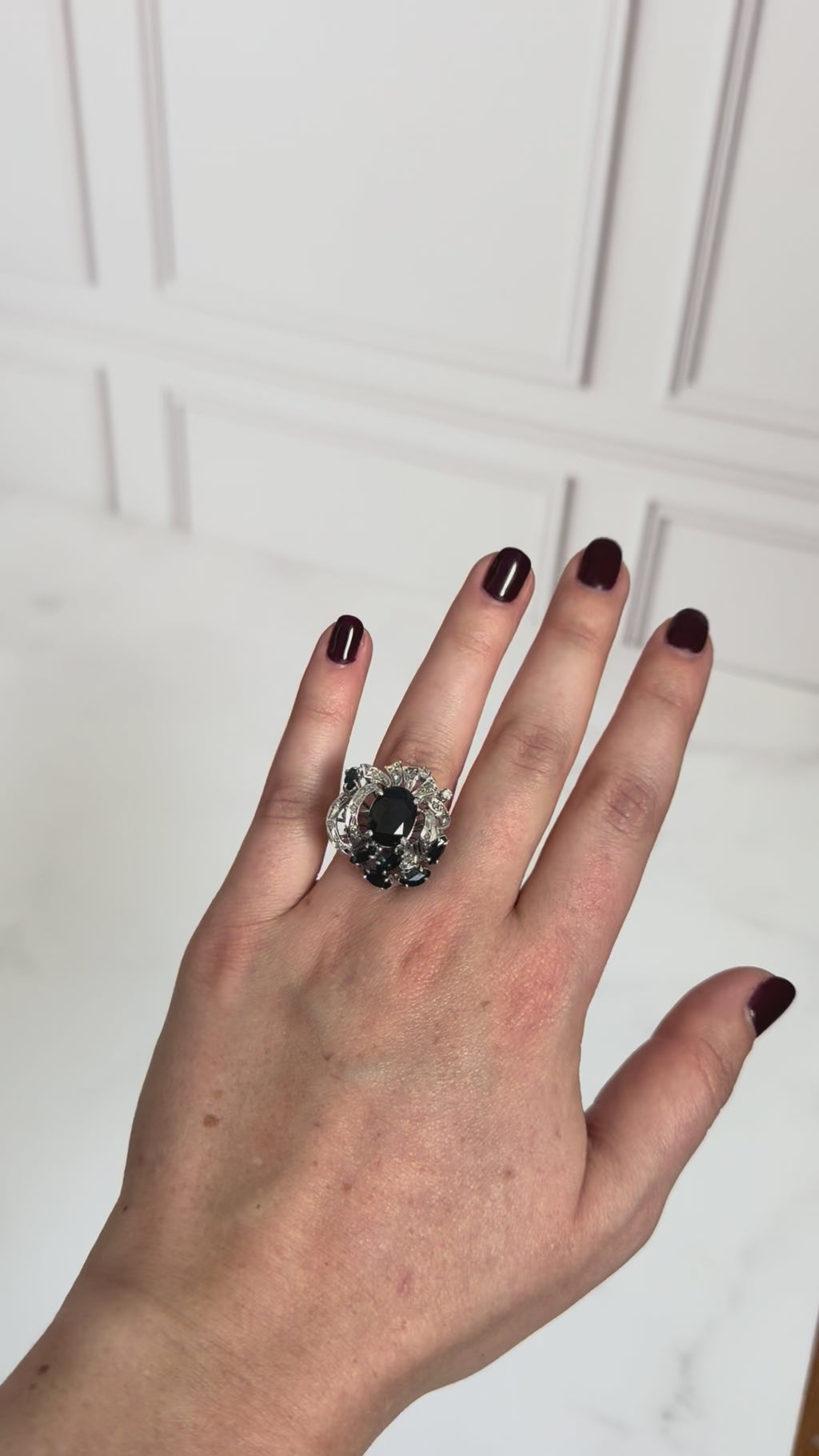 Anillo de mediados del siglo XX de zafiros y diamantes