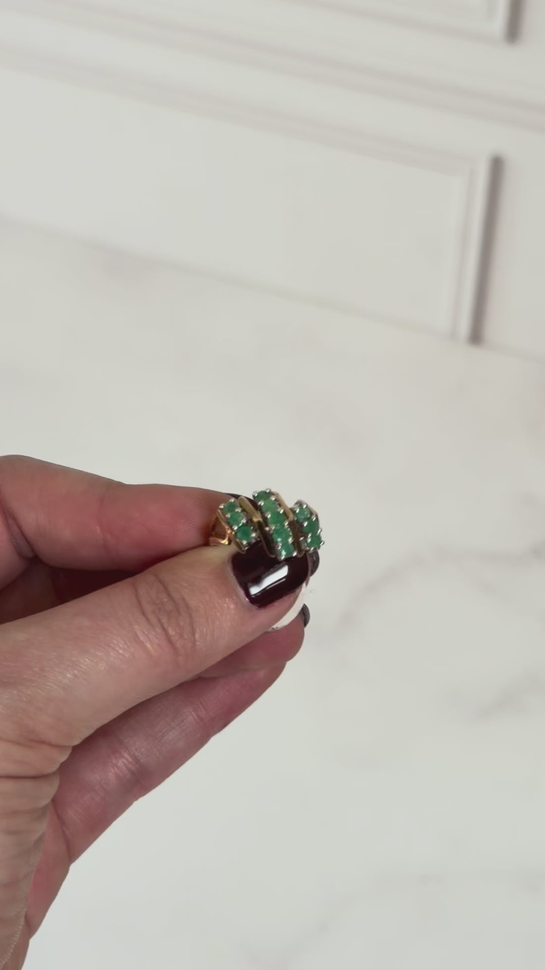 Anillo de esmeraldas en diseño orgánico