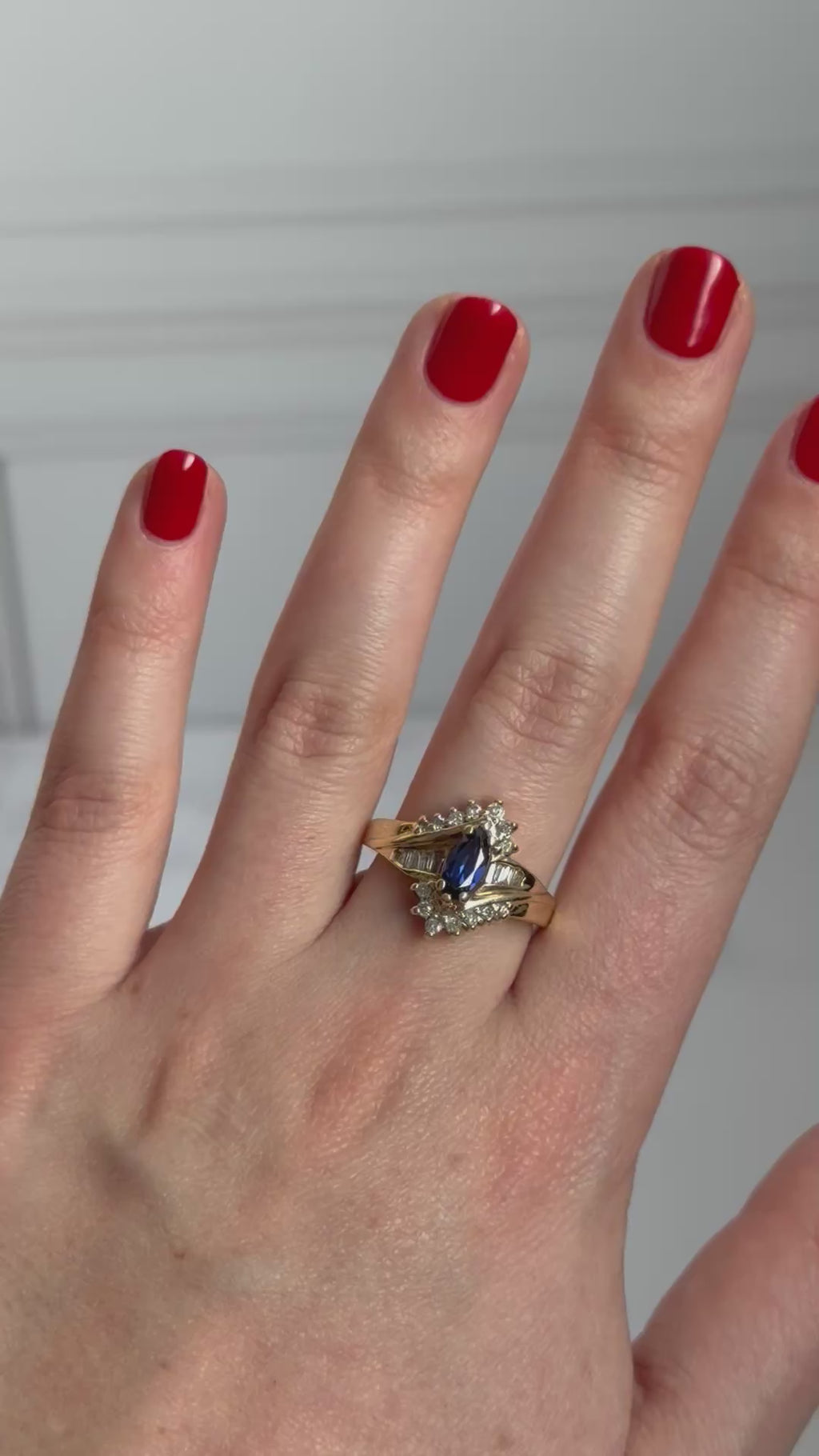 Anillo de zafiro corindón con diamantes naturales en oro de 10k