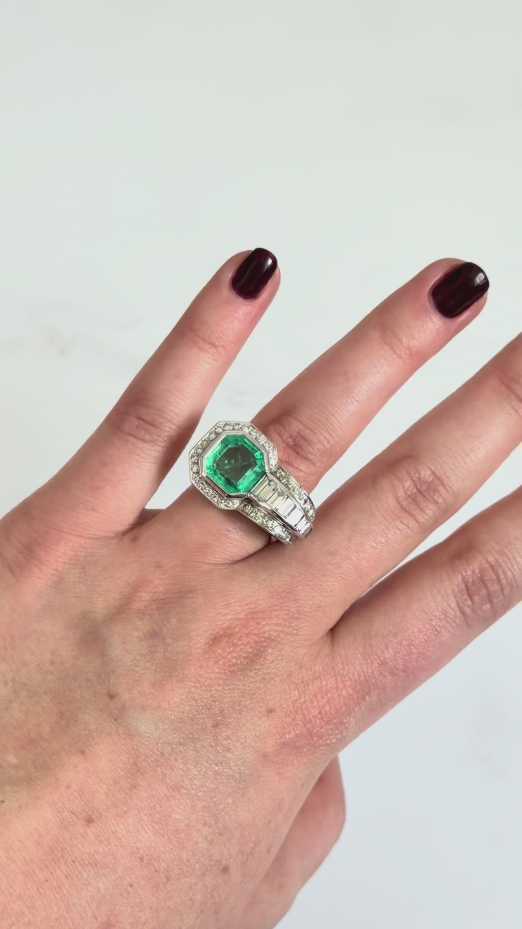 Anillo Art Déco de esmeralda con diamantes