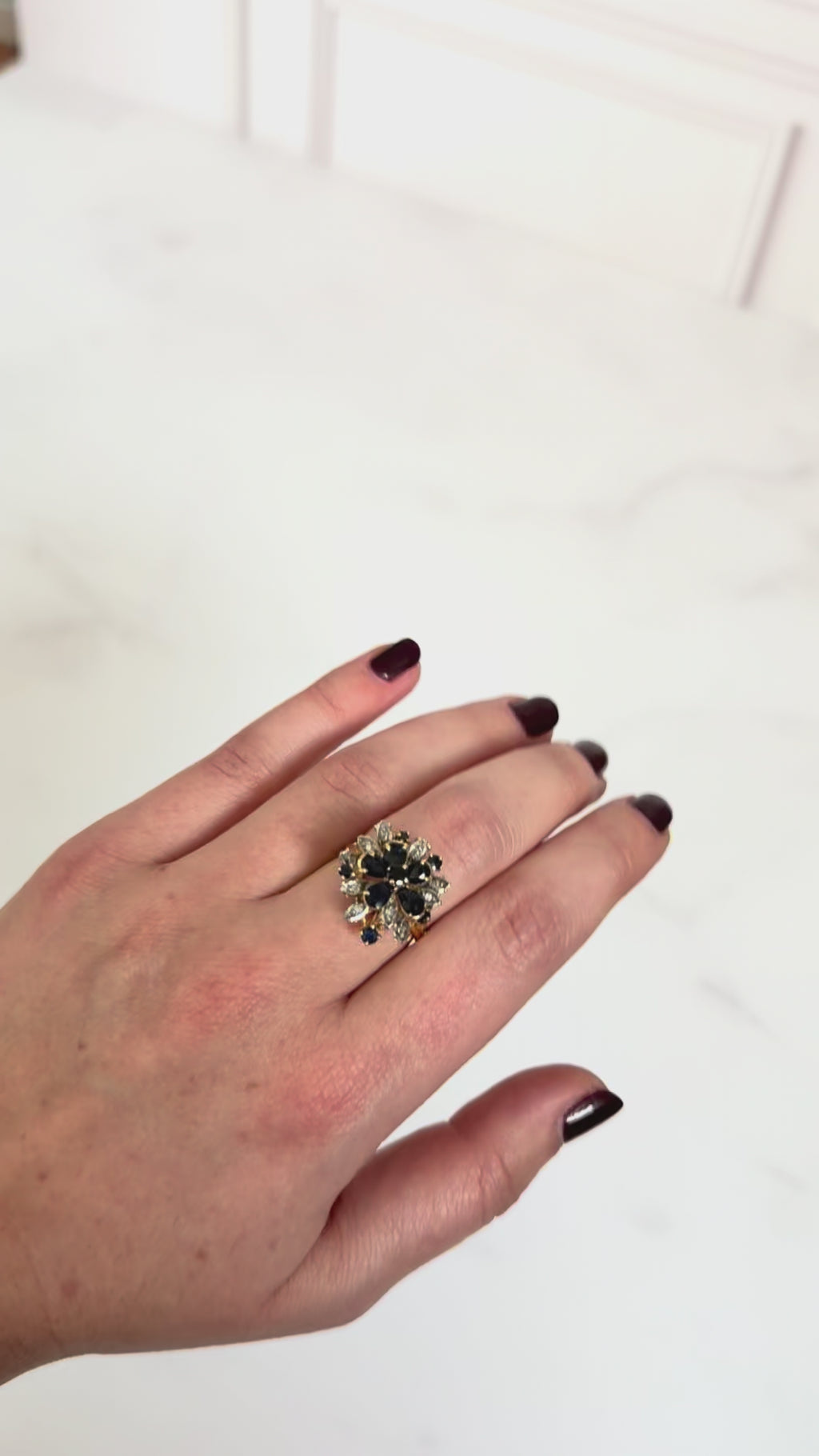 Anillo de zafiros y diamantes estilo cluster floral inglés