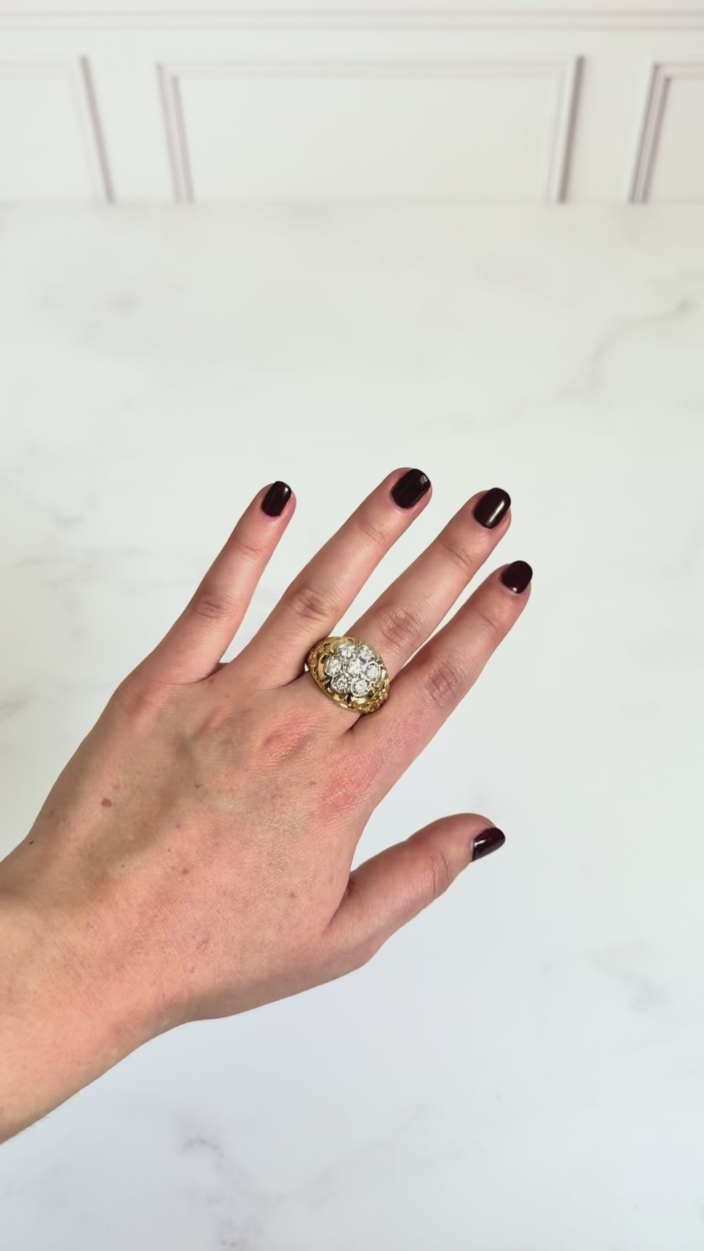 Anillo floral con diamantes