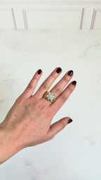 Anillo floral con diamantes