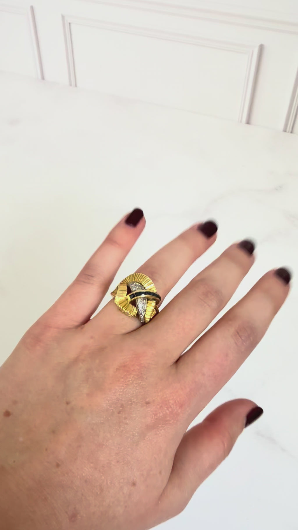 Anillo estilo retro de oro diamantes y zafiros